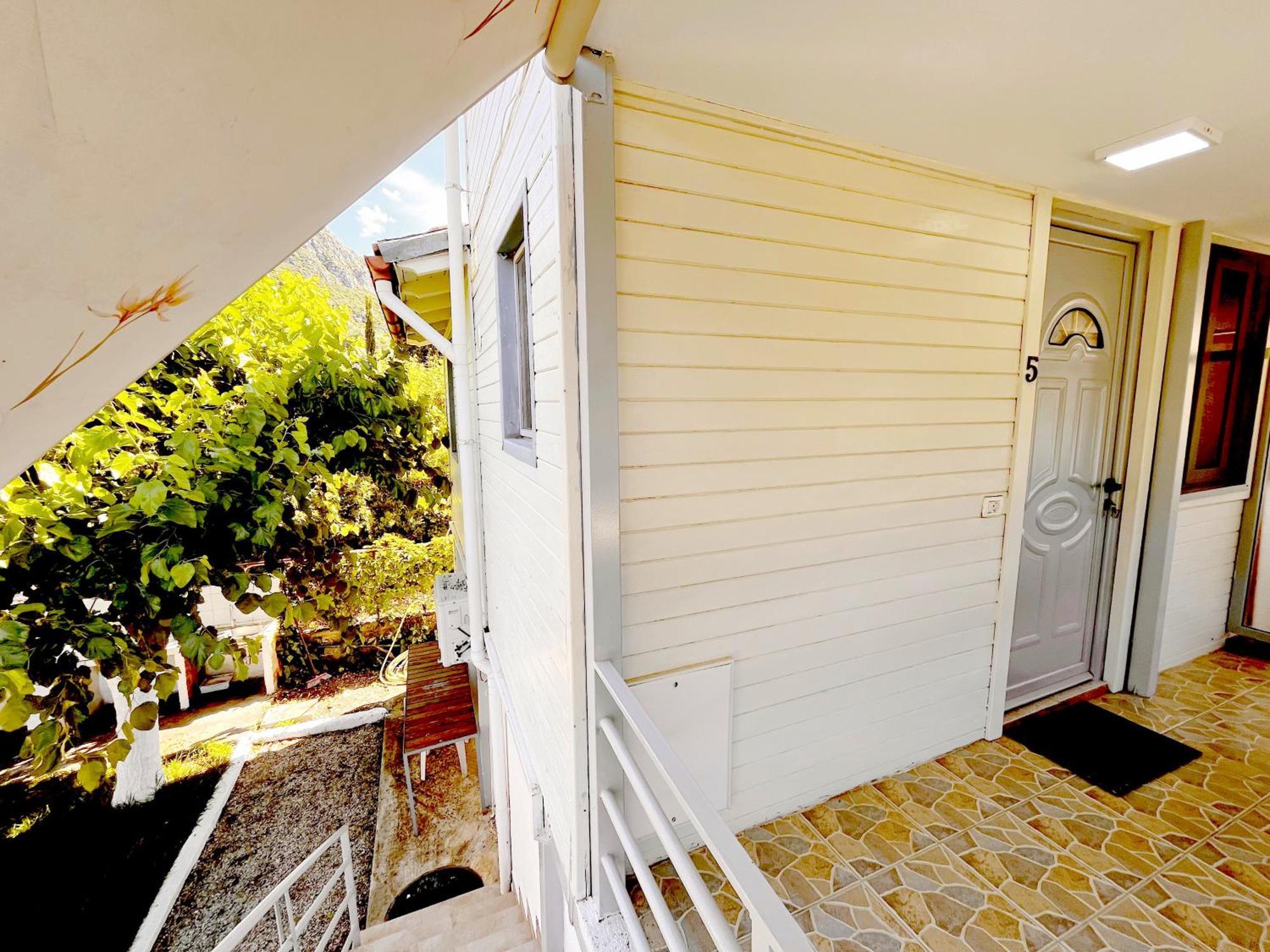 Garden Rooms Himare Exterior photo
